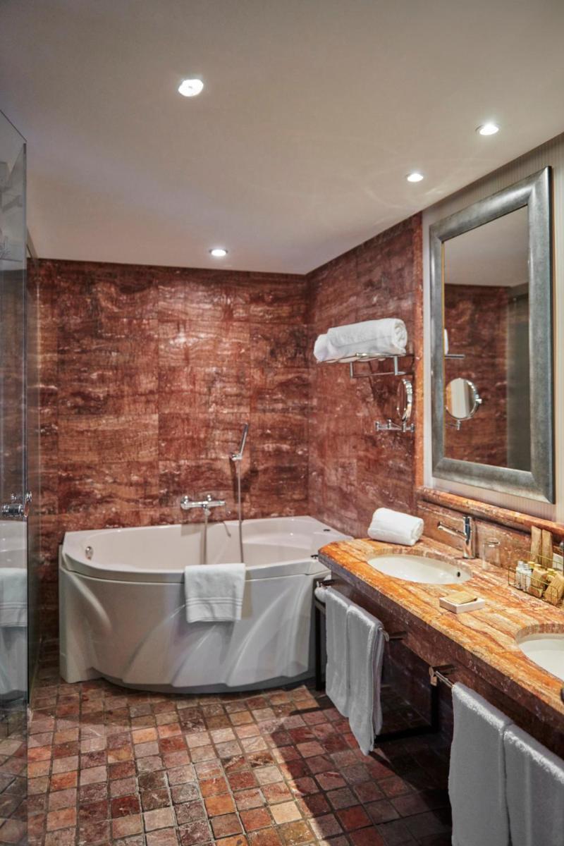 Un baño de B bou Hotel La Viñuela & Spa