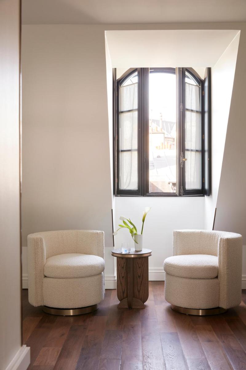 Coin salon dans l'établissement Maison Delano Paris