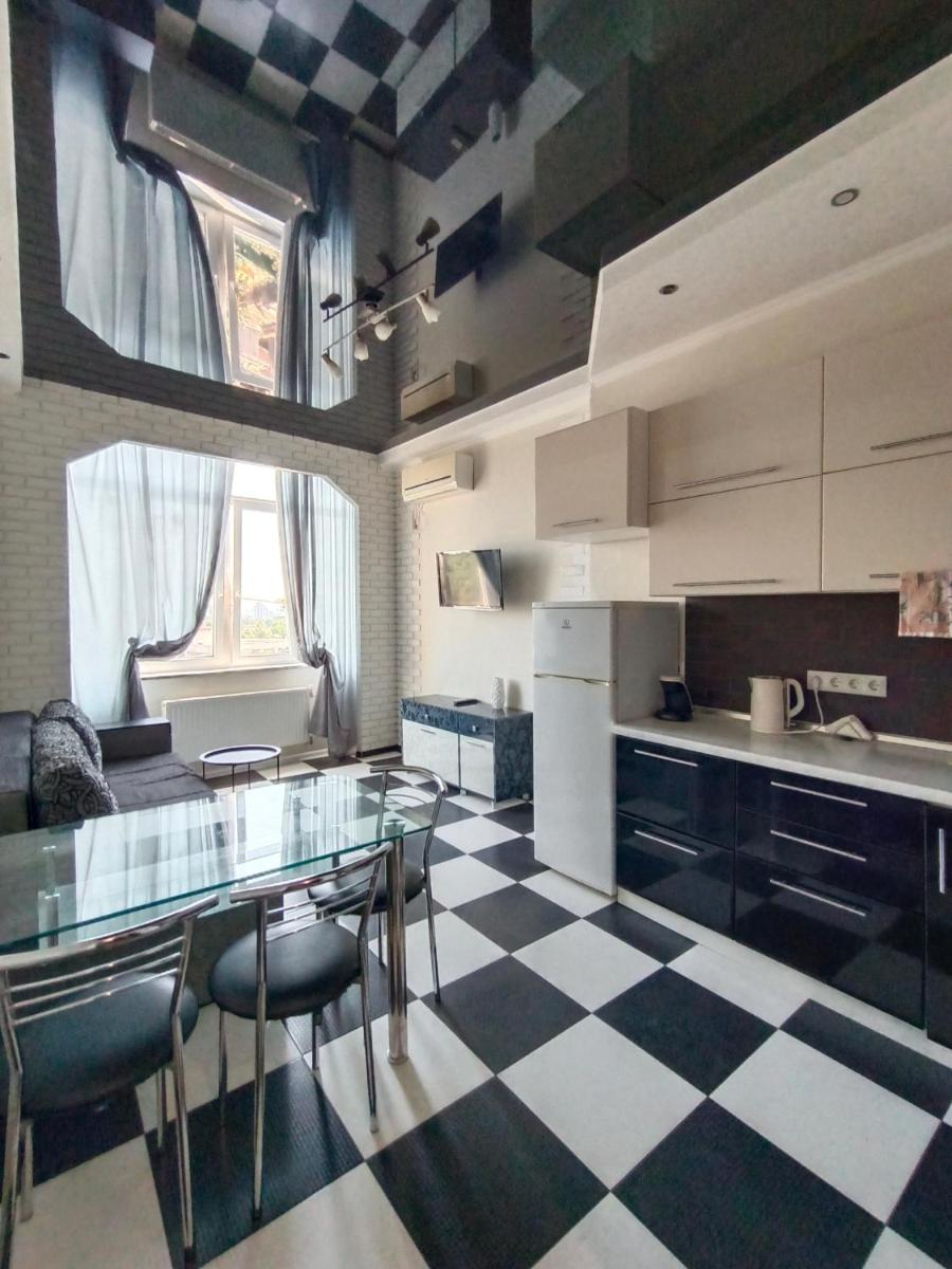 Suitetrails - Apartments on Rudanskogo