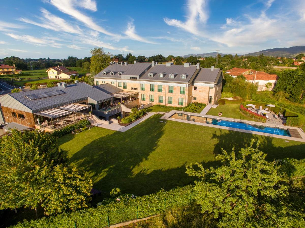 Una vista aérea de una casa con un gran patio. en ARTIEM Asturias, en Quintueles