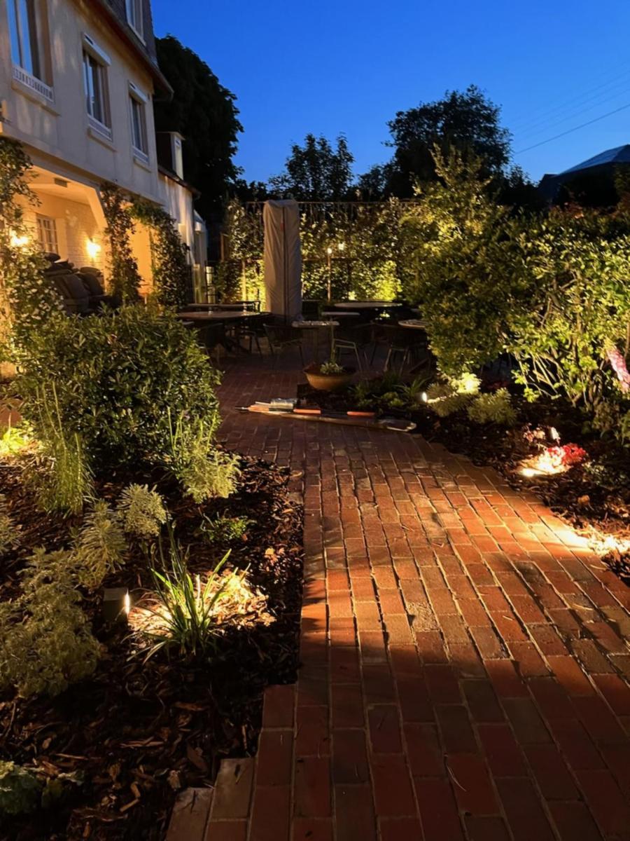 Jardin de l'établissement Le Castel Cabourg hôtel & SPA- Restaurant La Calypso