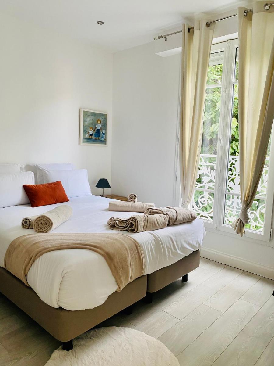 Un ou plusieurs lits dans un hébergement de l'établissement Le Castel Cabourg hôtel & SPA- Restaurant La Calypso
