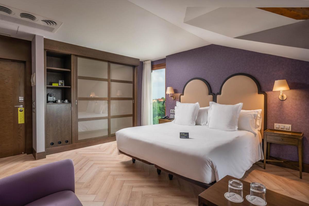 Cama o camas de una habitación en ARTIEM Asturias
