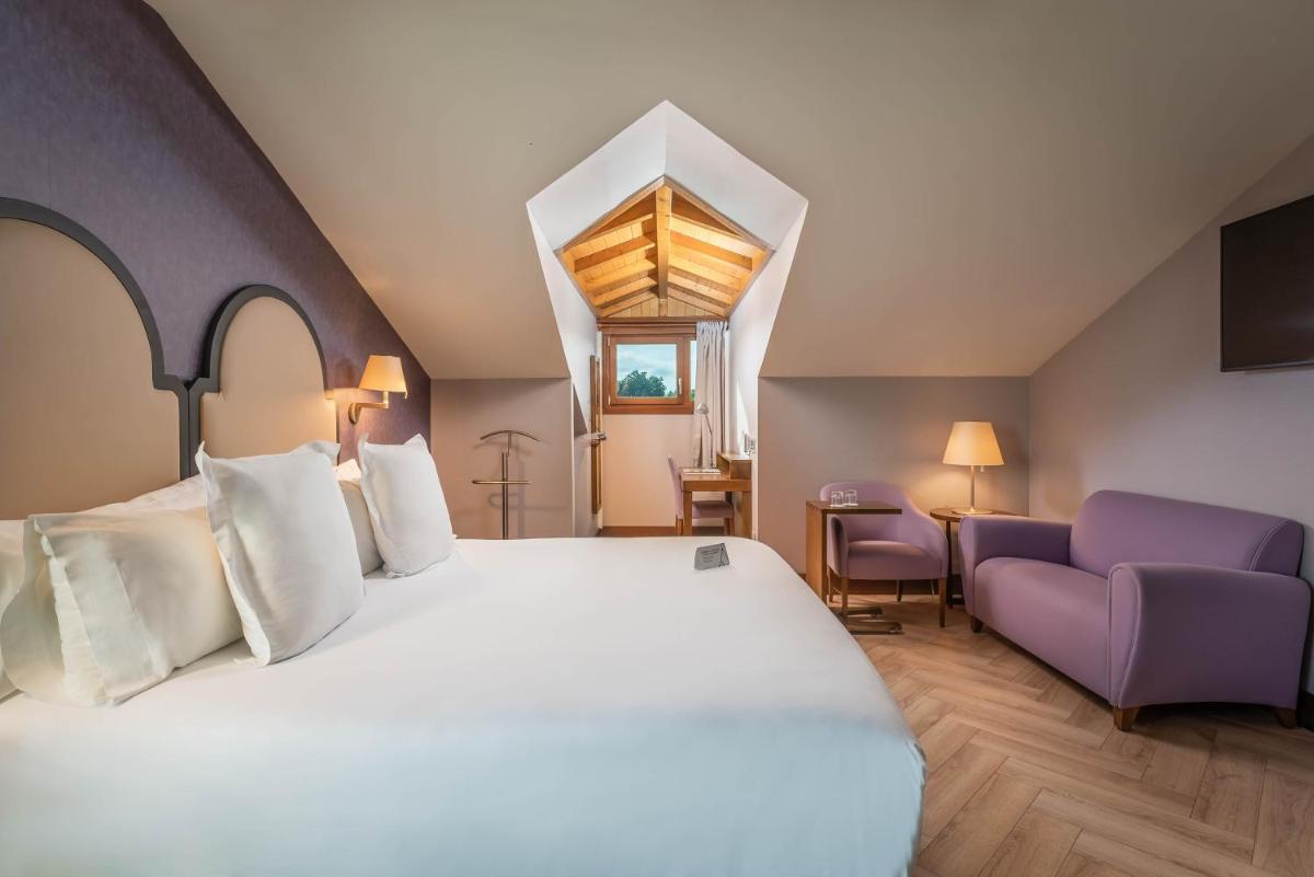 Cama o camas de una habitación en ARTIEM Asturias