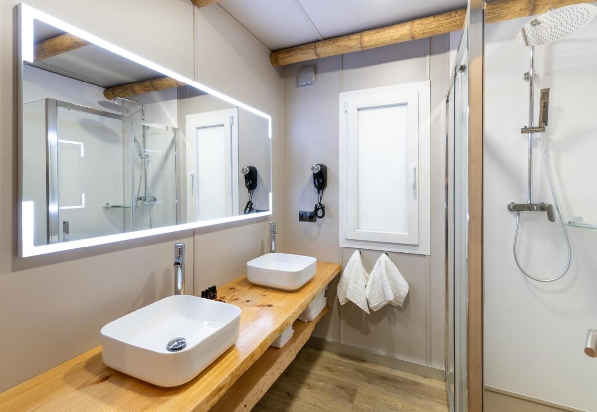 Un baño de La Marina Resort