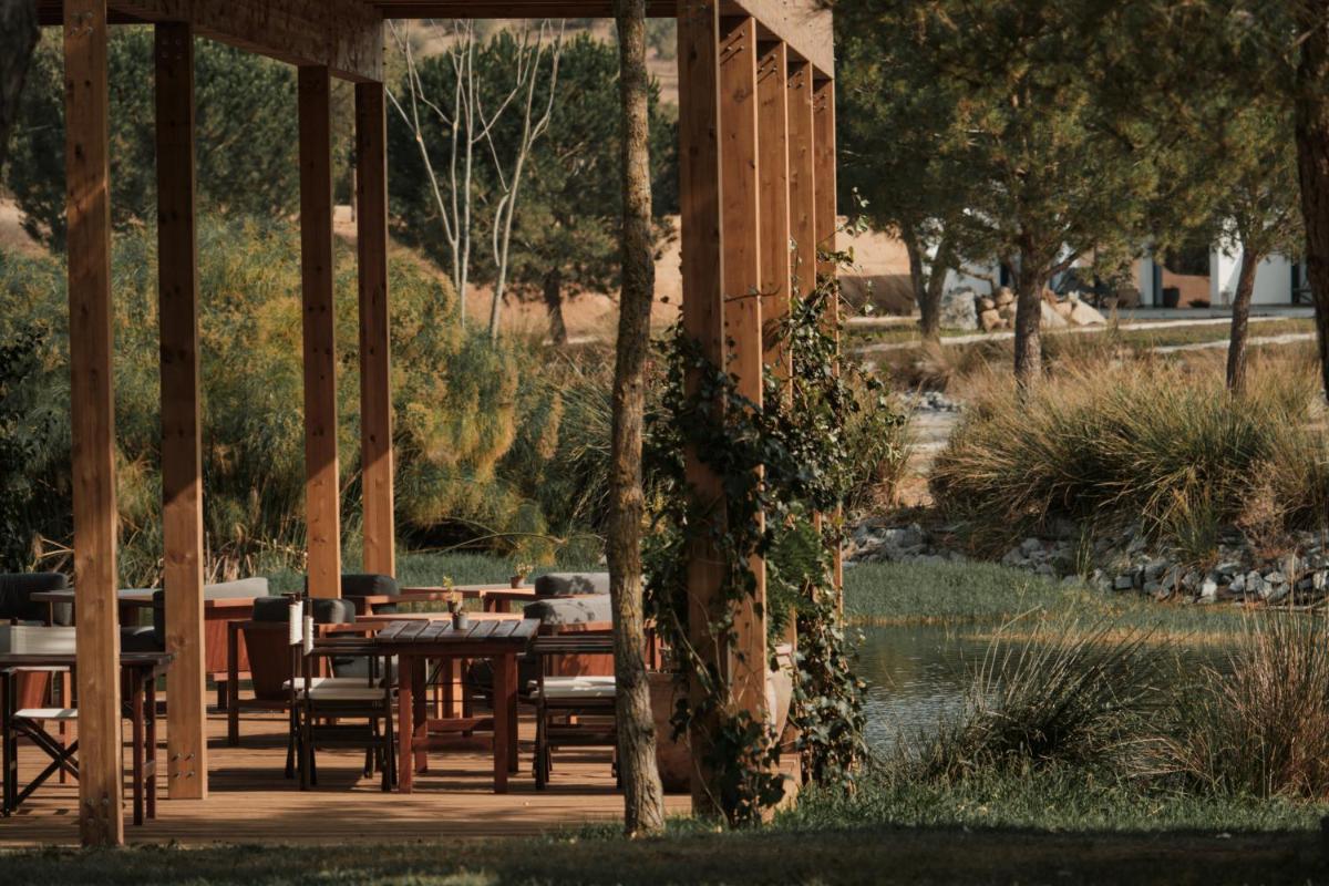 Um jardim no exterior de L'AND Vineyards - Relais & Châteaux