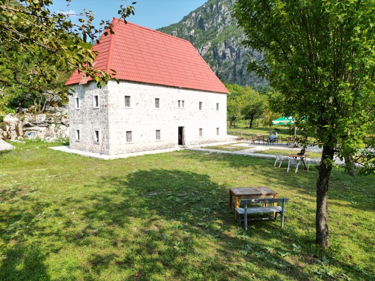 Bujtina Shpjia e Gjyshit - Housity