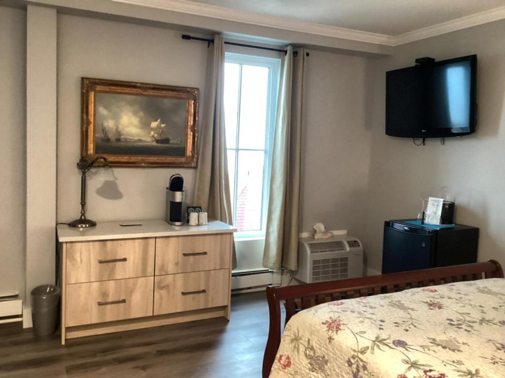 Lunenburg Arms Hotel - Housity