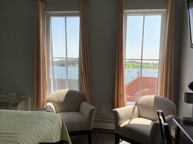 Lunenburg Arms Hotel - Housity