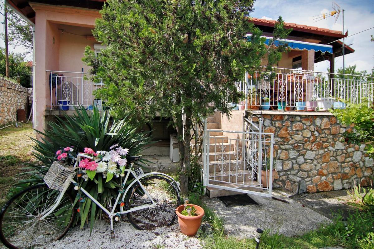 Countryside Cottage with Garden & Lake View - Housity