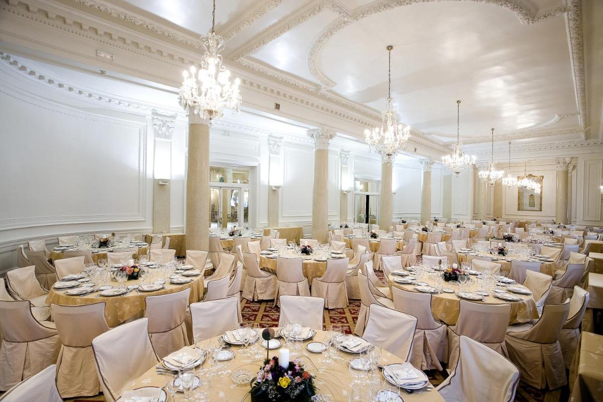 Un restaurante o sitio para comer en Hotel Carlton
