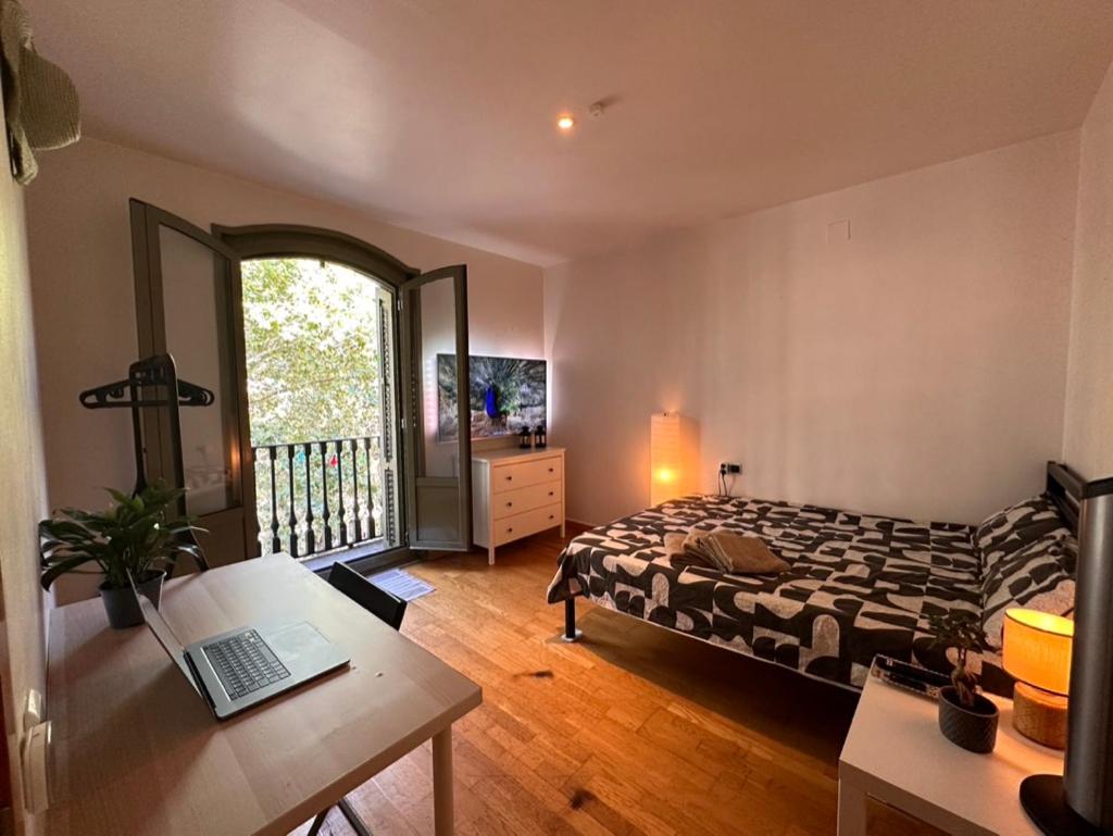 Nice spacious room, private en-suite bathroom view on La Rambla! Partly shared apartment - Housity