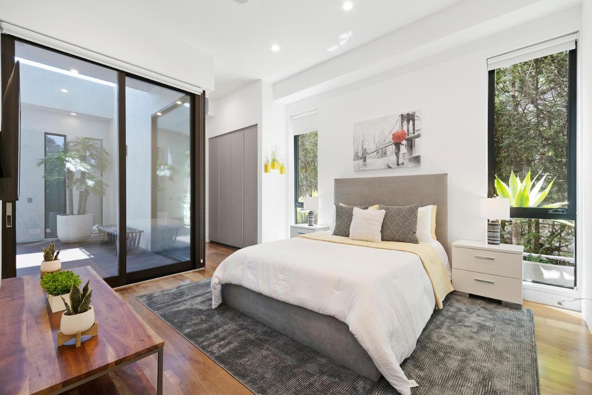 Suitetrails - West Hollywood Modern Luxury 5 BR Villa Sleeps 10