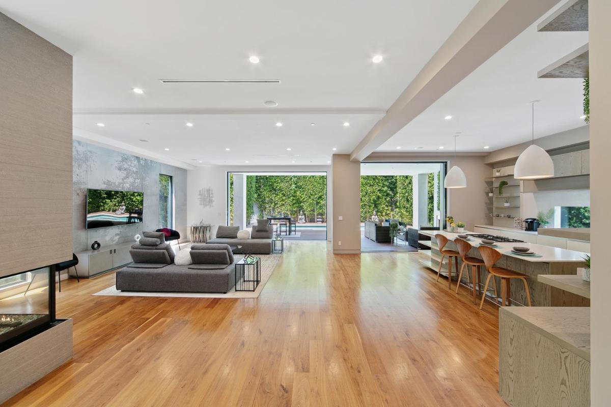 Suitetrails - West Hollywood Modern Luxury 5 BR Villa Sleeps 10