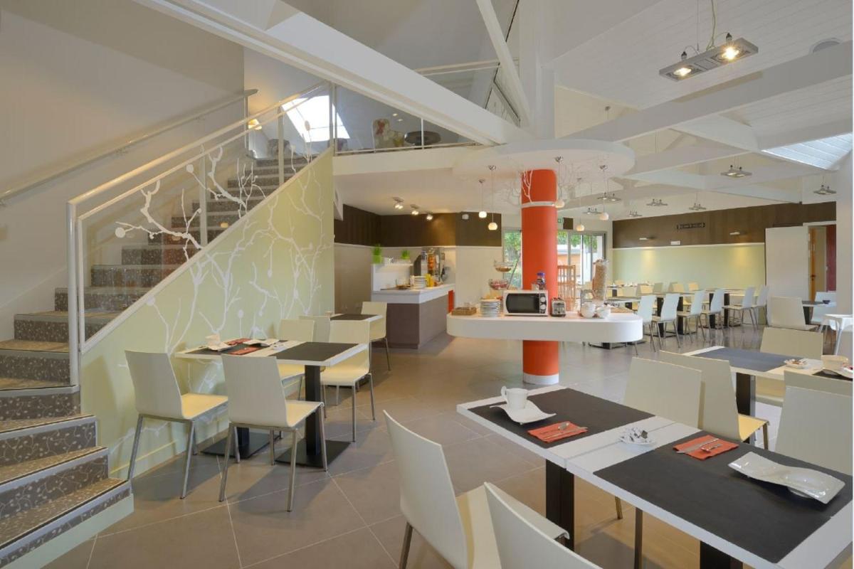 Coin salon dans l'établissement Logis Hôtel Domaine du Moulin Cavier - Restaurants & Spa