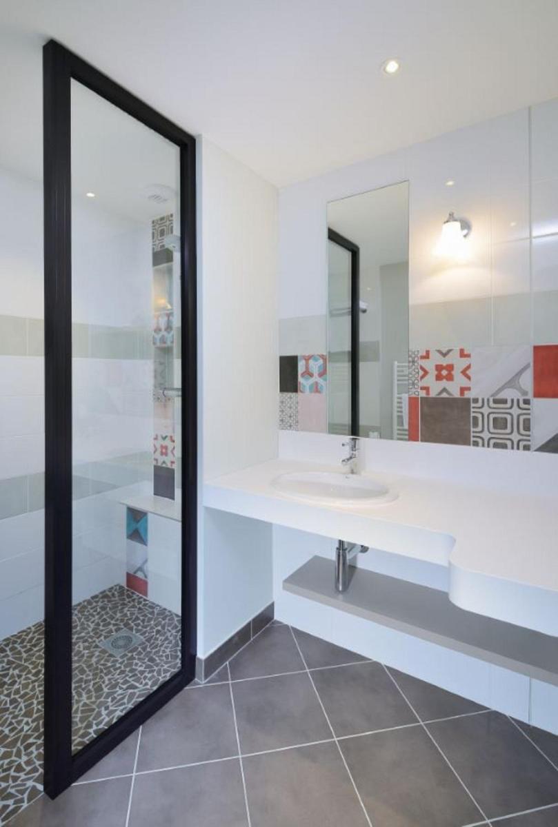 Salle de bains dans l'établissement Logis Hôtel Domaine du Moulin Cavier - Restaurants & Spa