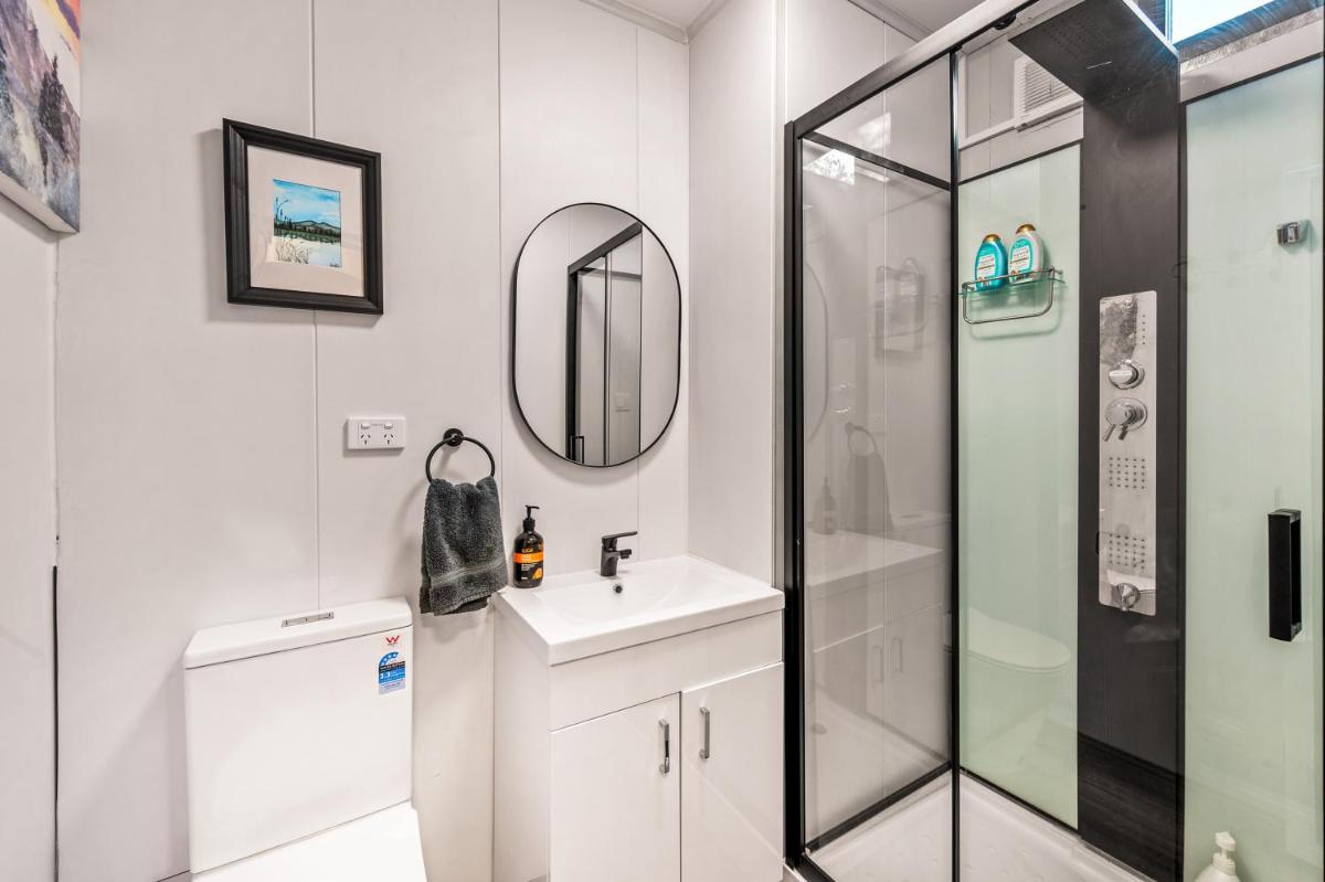 Suitetrails - Delightful Container House with Views