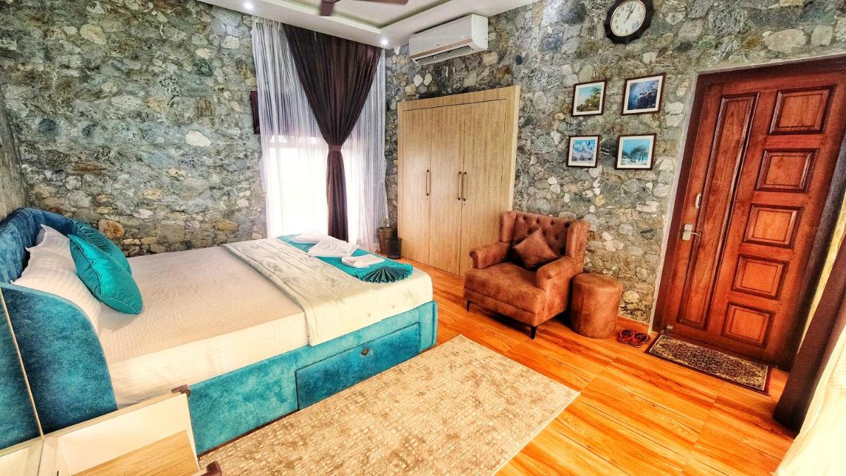 The GreyStone FarmHouse, Turibari - Housity