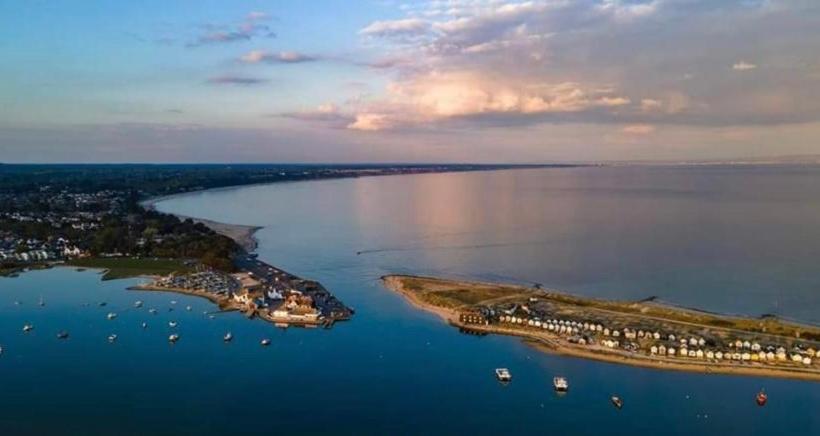 Sea Gem - 3 bedroom holiday home in Southbourne - 5 mins walk to the beach & 2 mins walk to Southbourne Grove High Street - Housity