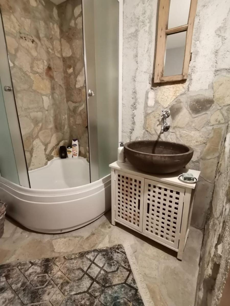 Vikendica na jezeru - Housity