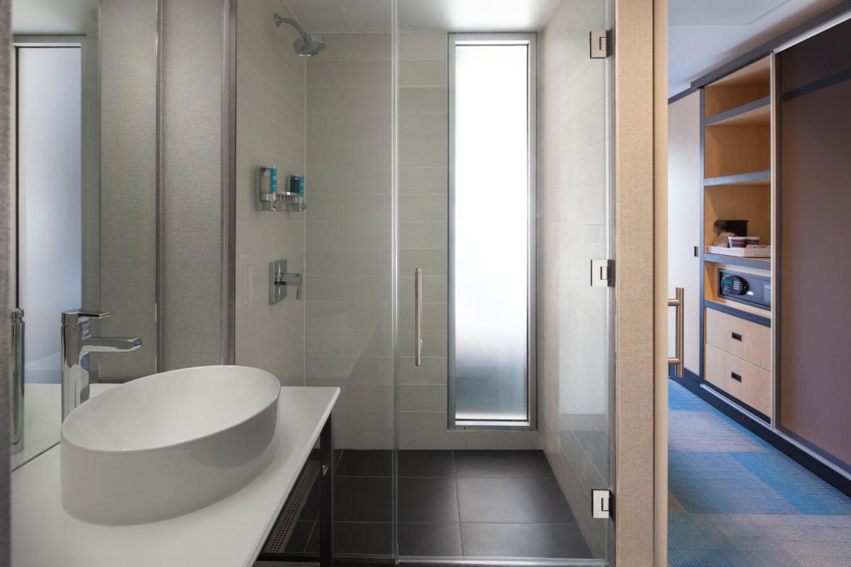 Aloft Long Island City-Manhattan View - Housity