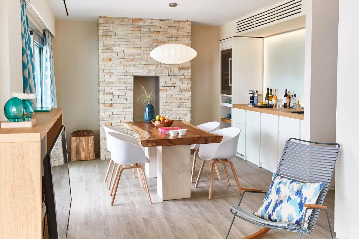 Una cocina o zona de cocina en 7Pines Resort Ibiza, part of Destination by Hyatt