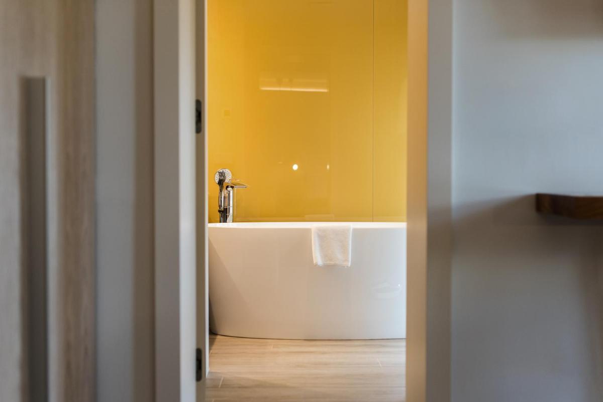 Un baño de 7Pines Resort Ibiza, part of Destination by Hyatt