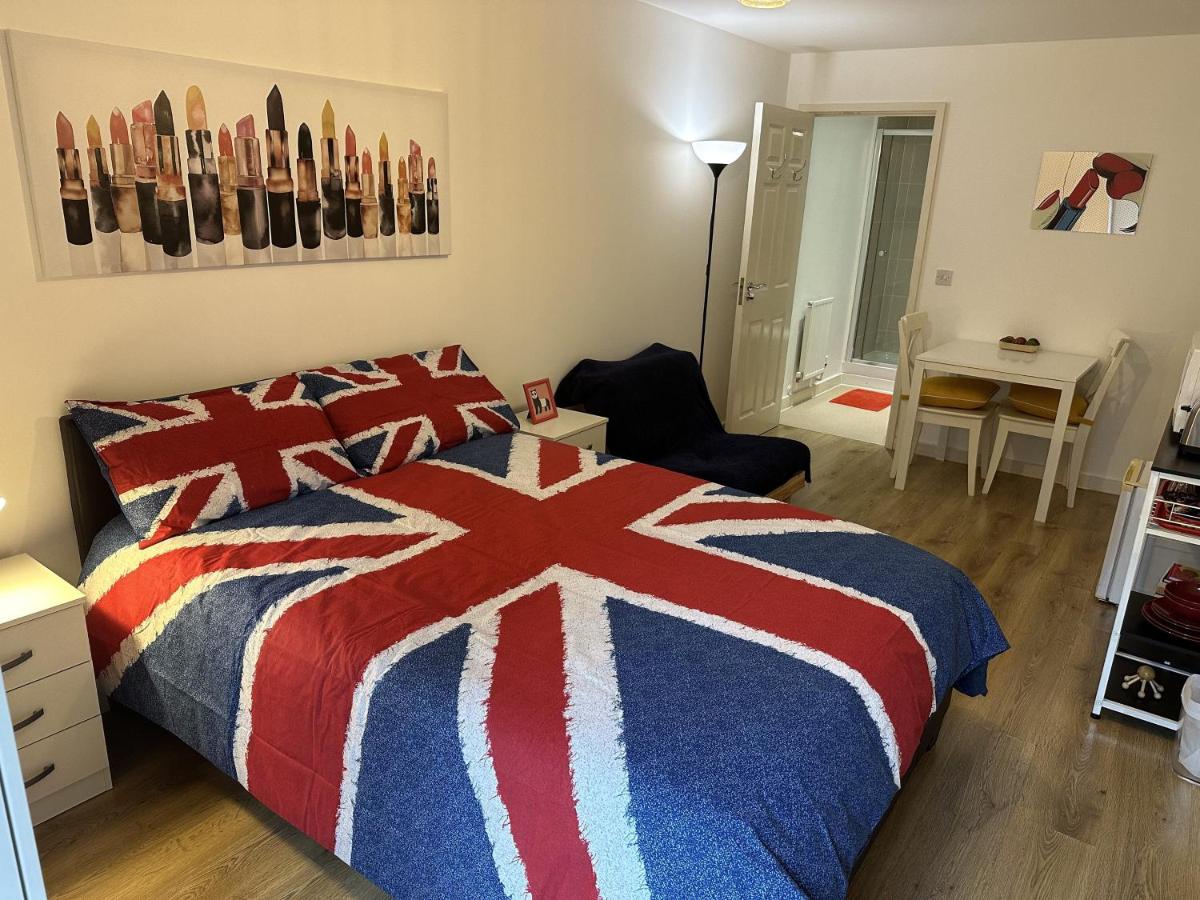 Modern, Large Independent Room with En-suite Bathroom in Private Owned Apartment - Housity