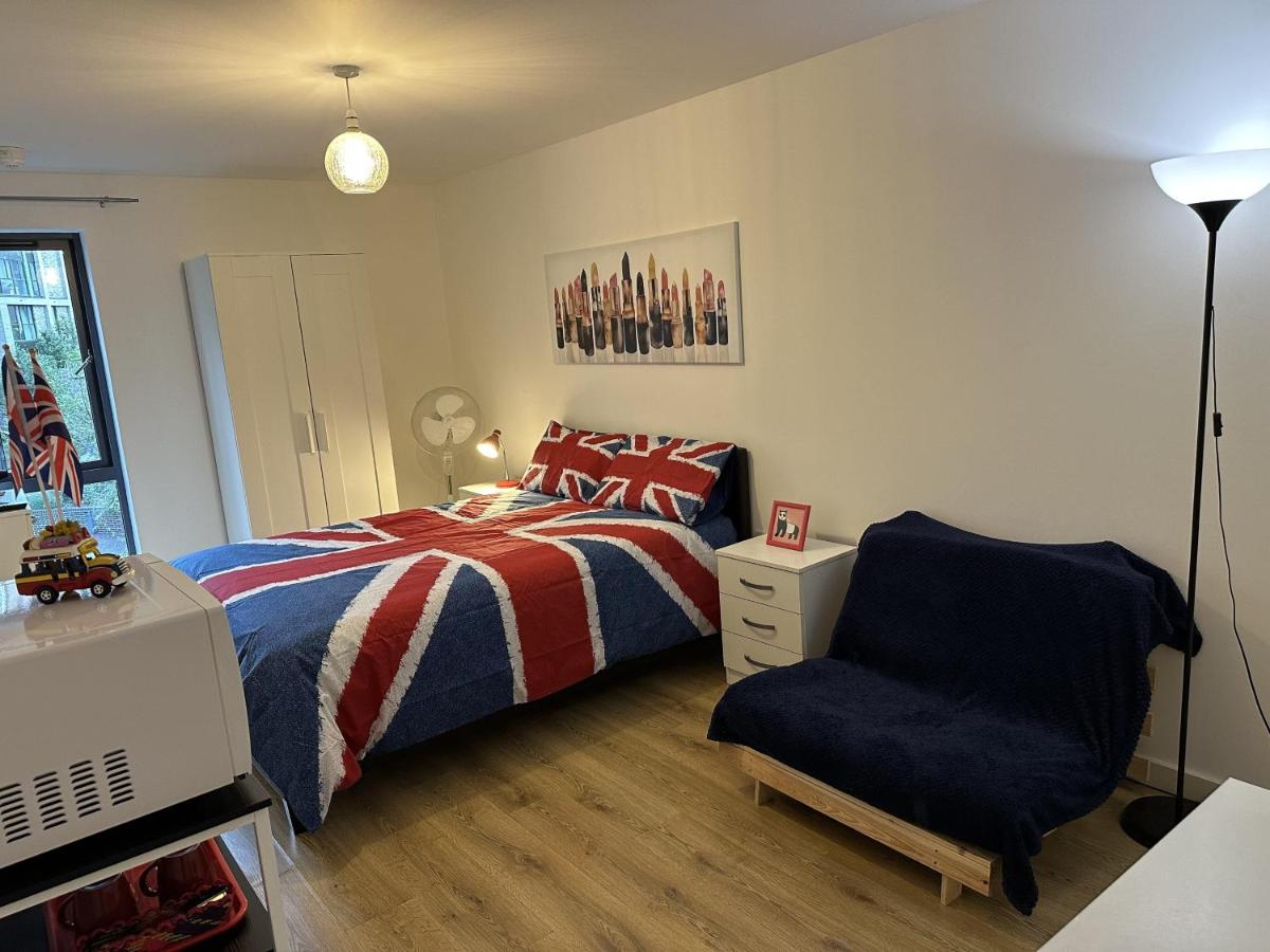 Modern, Large Independent Room with En-suite Bathroom in Private Owned Apartment - Housity