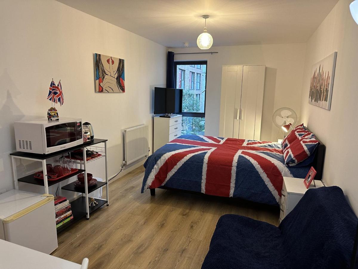 Modern, Large Independent Room with En-suite Bathroom in Private Owned Apartment - Housity