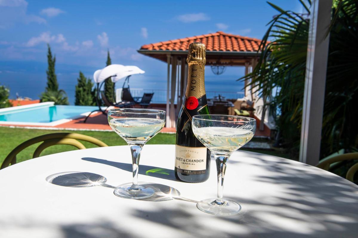 Suitetrails - VILLA LOVRAN - 150m to the beach - infinity pool - incredible sea view - fitness room