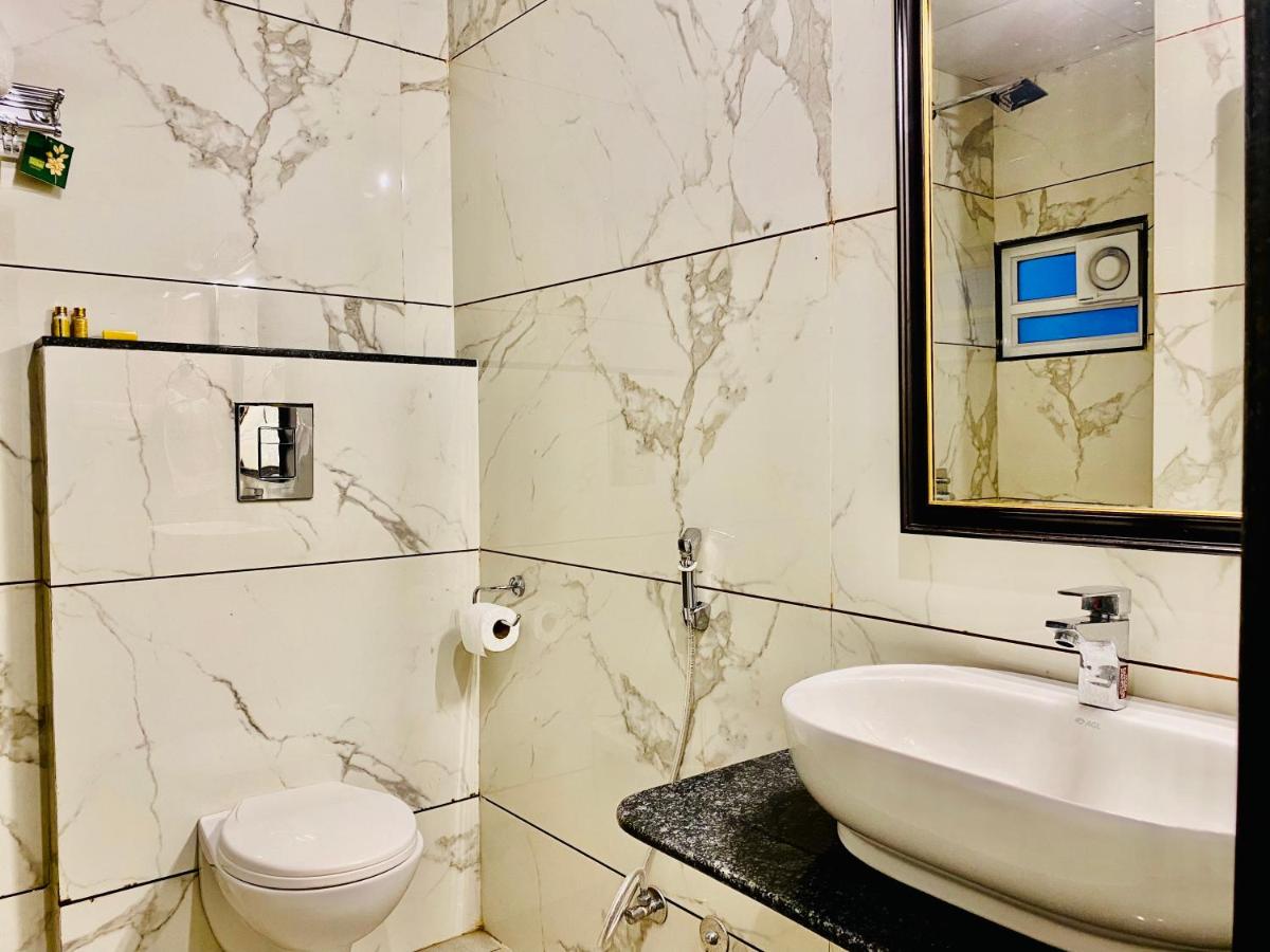 Blueberry Hotel zirakpur-A Family hotel with spacious and hygenic rooms - Housity