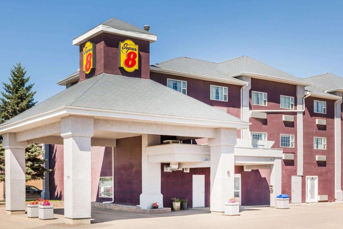 Super 8 by Wyndham Saskatoon Near Saskatoon Airport - Housity