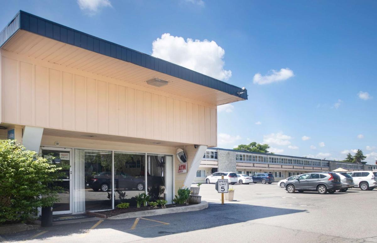 Days Inn by Wyndham Hicksville Long Island - Housity