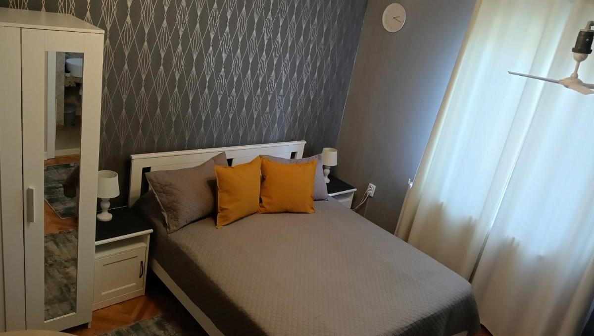 Crystal Room - Housity