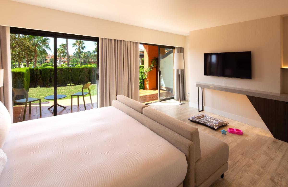 Cama o camas de una habitación en DoubleTree by Hilton Islantilla Beach Golf Resort