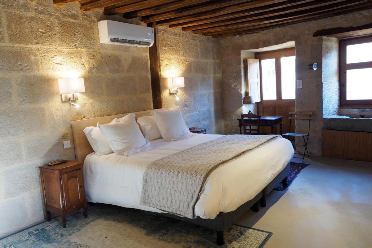 Un ou plusieurs lits dans un hébergement de l'établissement Le Domaine de Mestré, The Originals Relais