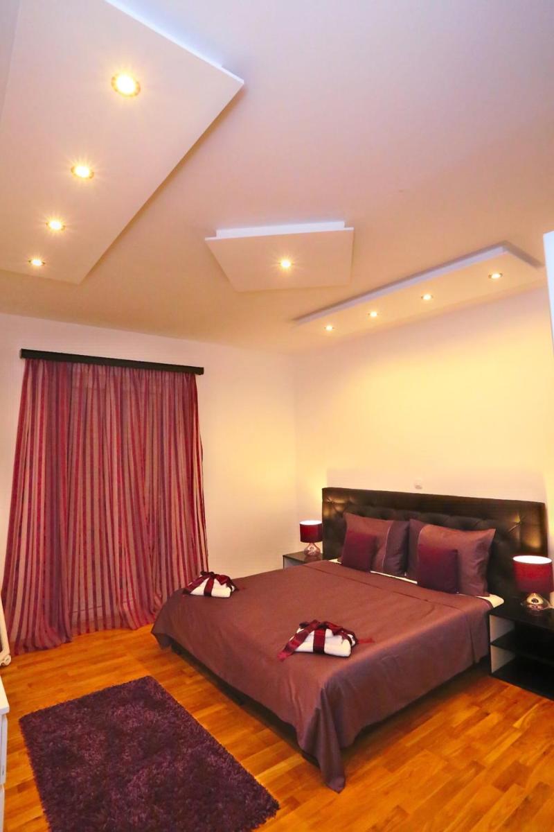 Royal Deluxe - Housity