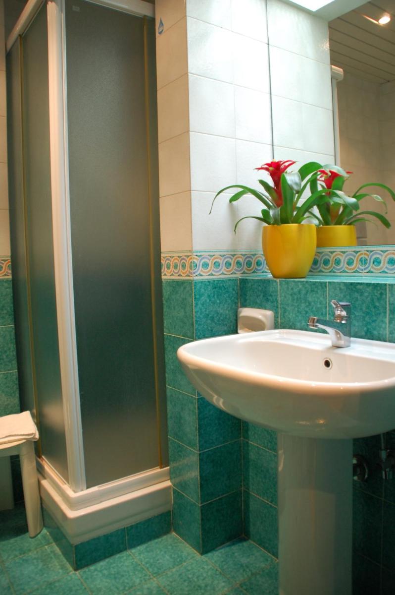 Benny Hotel - Housity