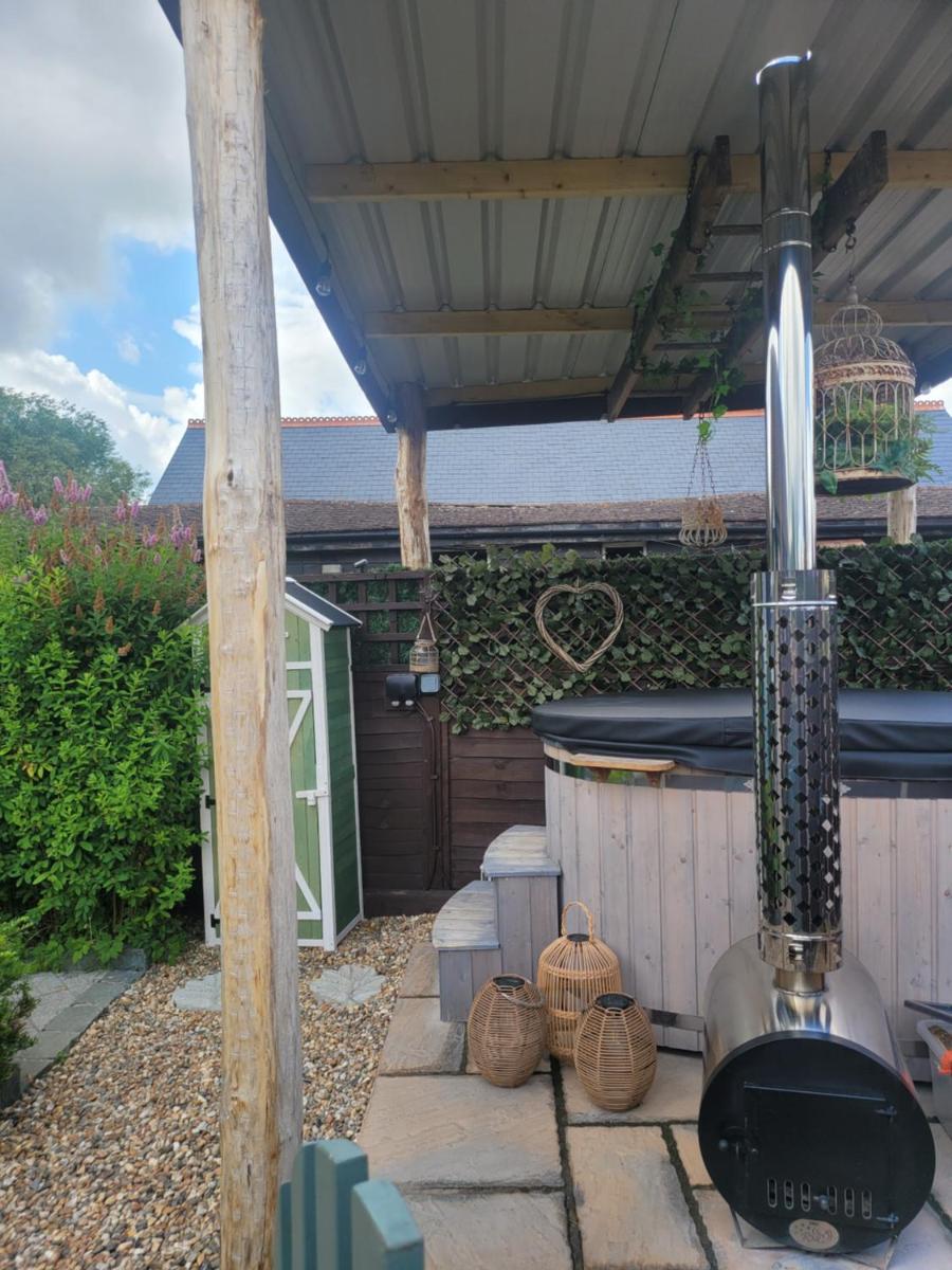 Idyllic cottage with private wood fire hot tub - Housity