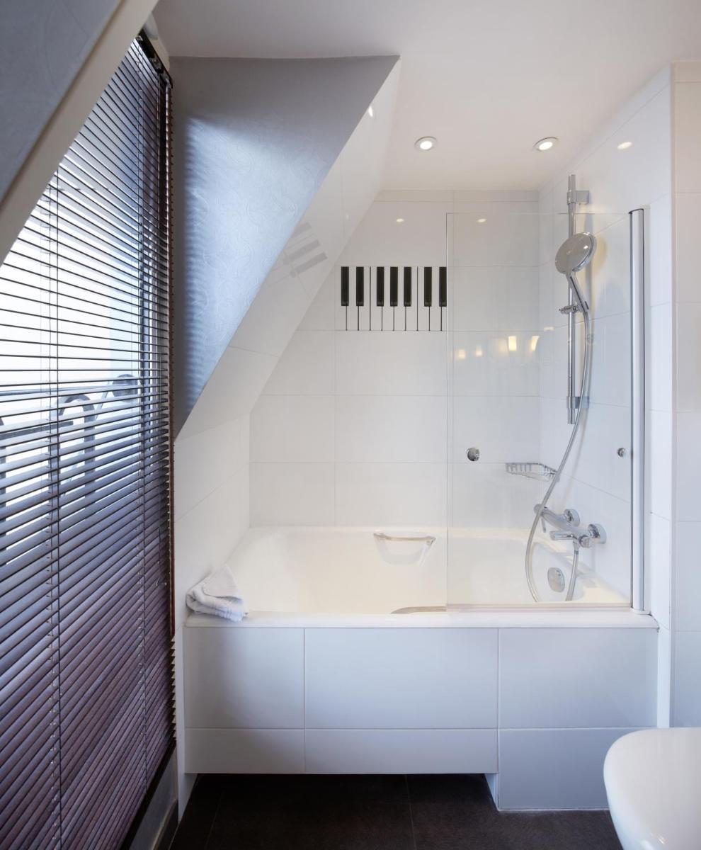 Salle de bains dans l'établissement Hôtel du Triangle d'Or