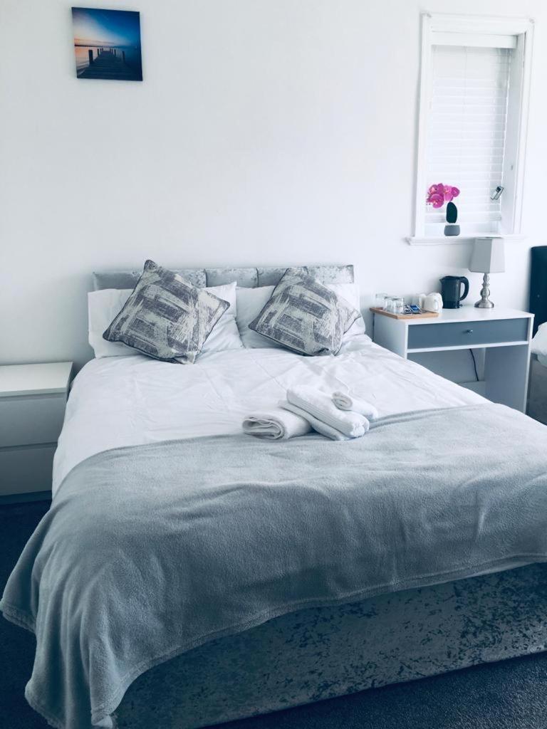 PnG Suites - Elsham Gardens Rooms - Housity