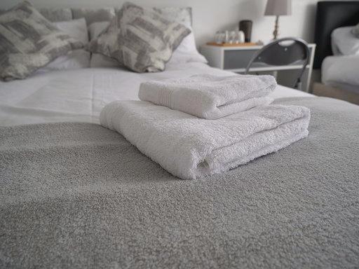 PnG Suites - Elsham Gardens Rooms - Housity