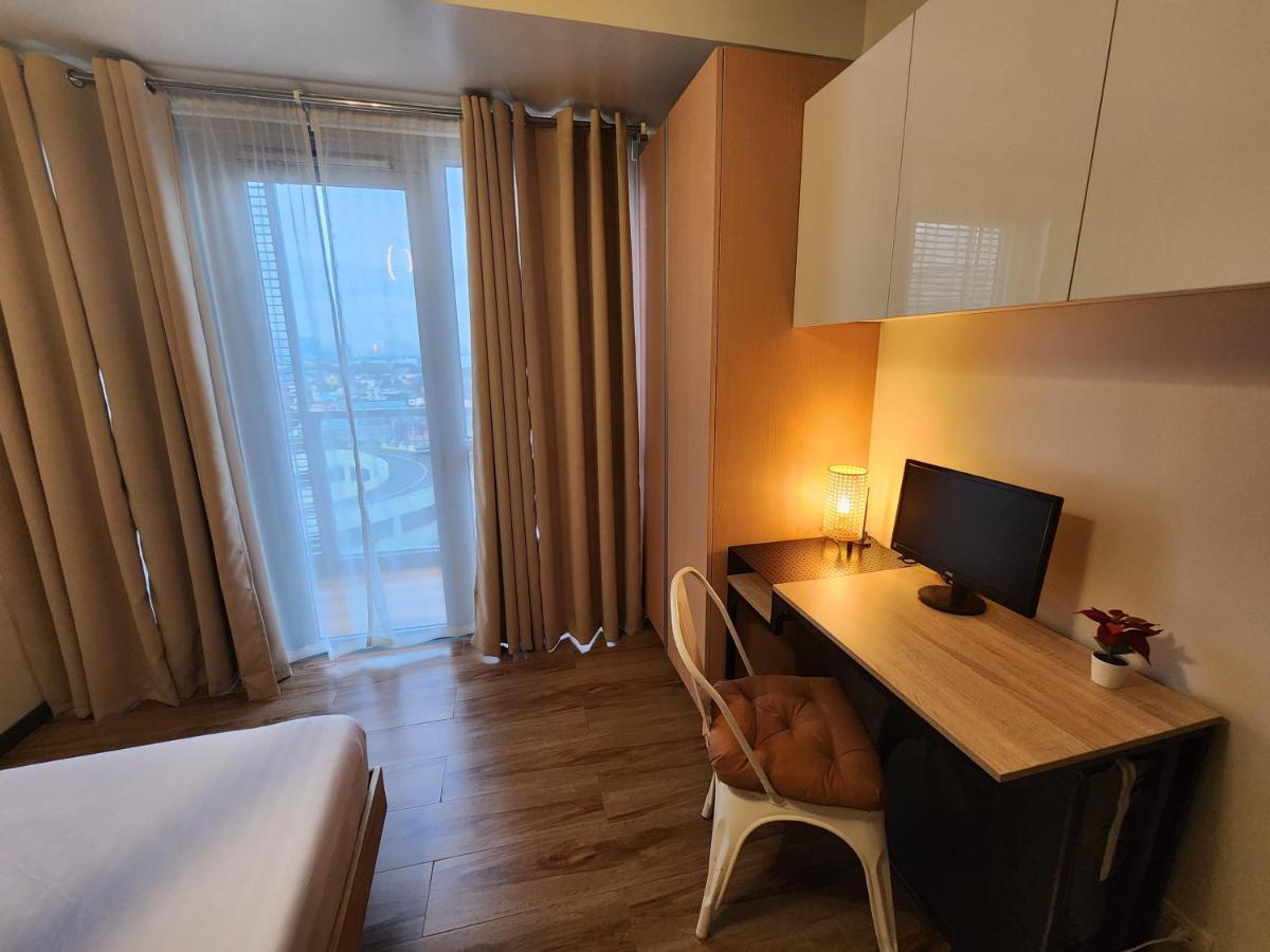 81 Newport C5 10i Balcony & Pool across NAIA T3 - Housity