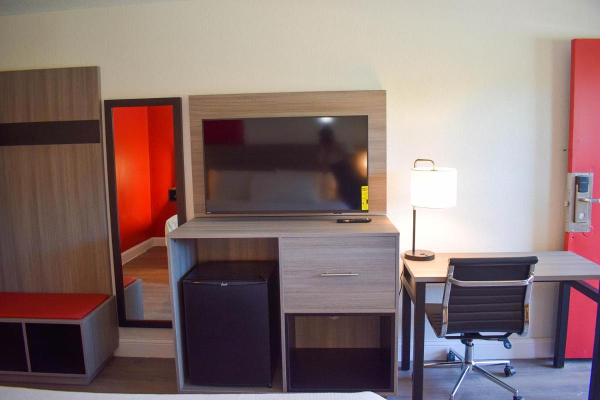 Ramada by Wyndham Cleveland Airport West - Housity