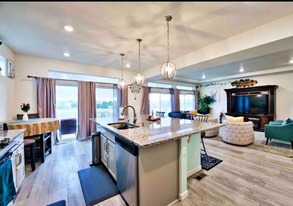 Mountain View House with Jacuzzi 5 beds 3 full bath near Airport - Housity
