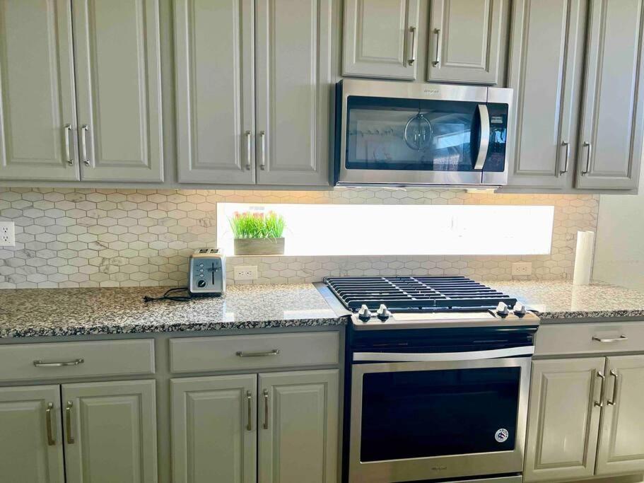 Mountain View House with Jacuzzi 5 beds 3 full bath near Airport - Housity