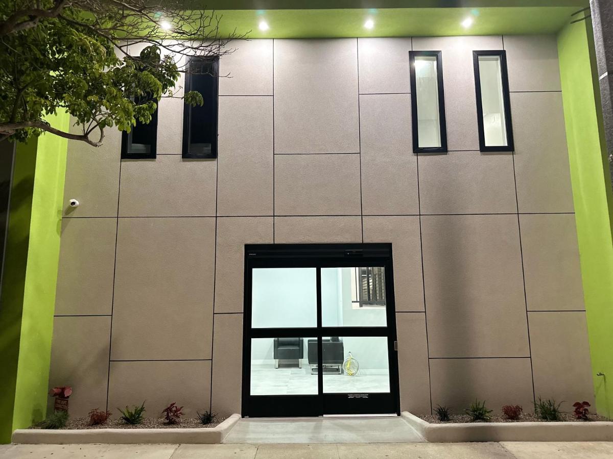 Deluxe Inn Hawthorne/ LAX - Housity