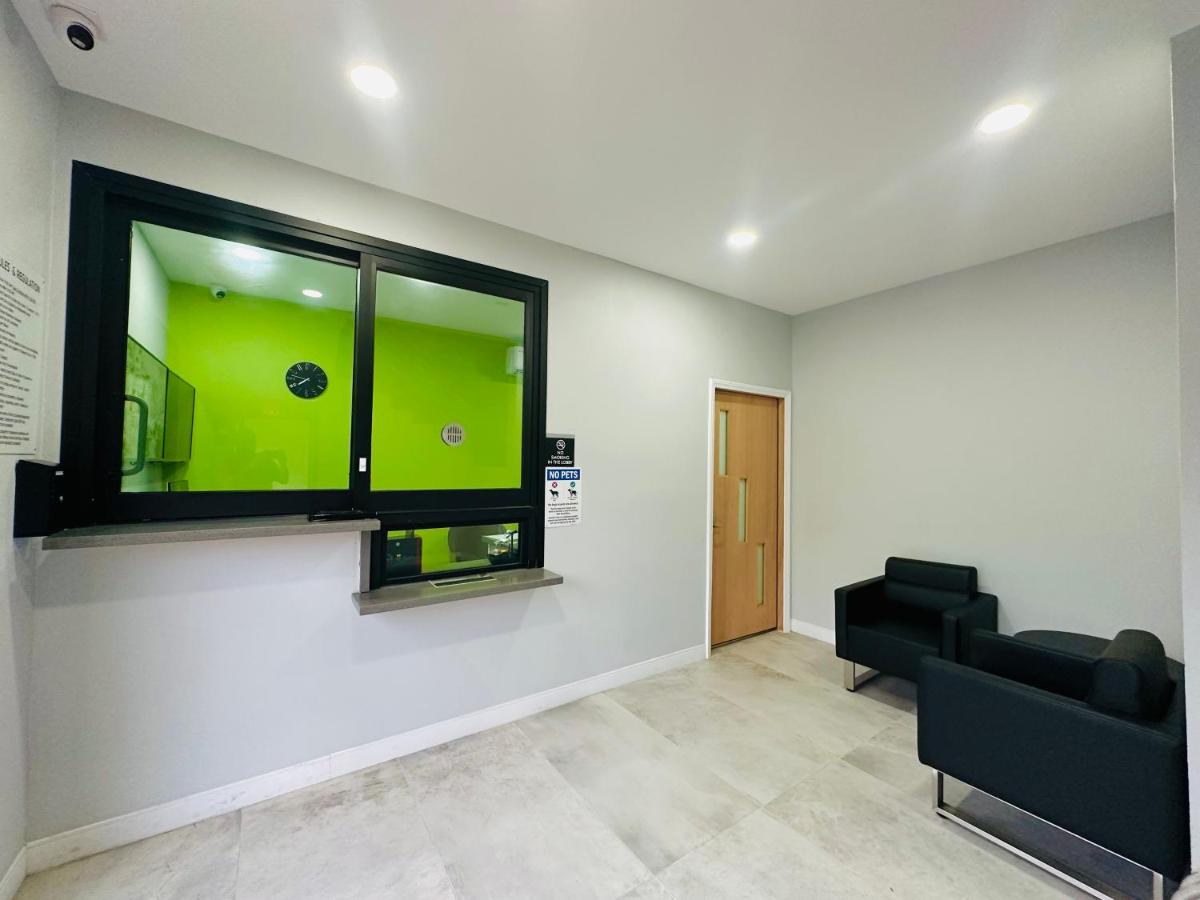 Deluxe Inn Hawthorne/ LAX - Housity