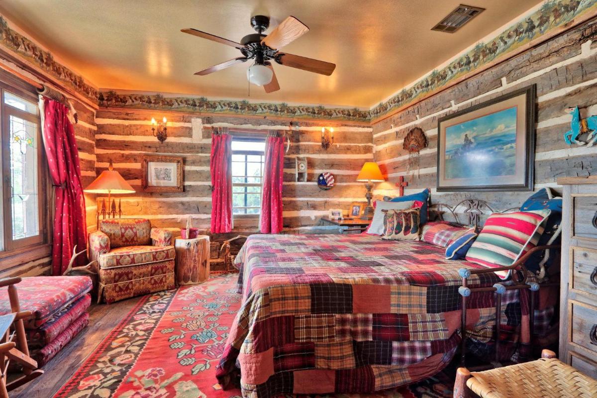 Log Cabin at Old Glory Ranch - Housity